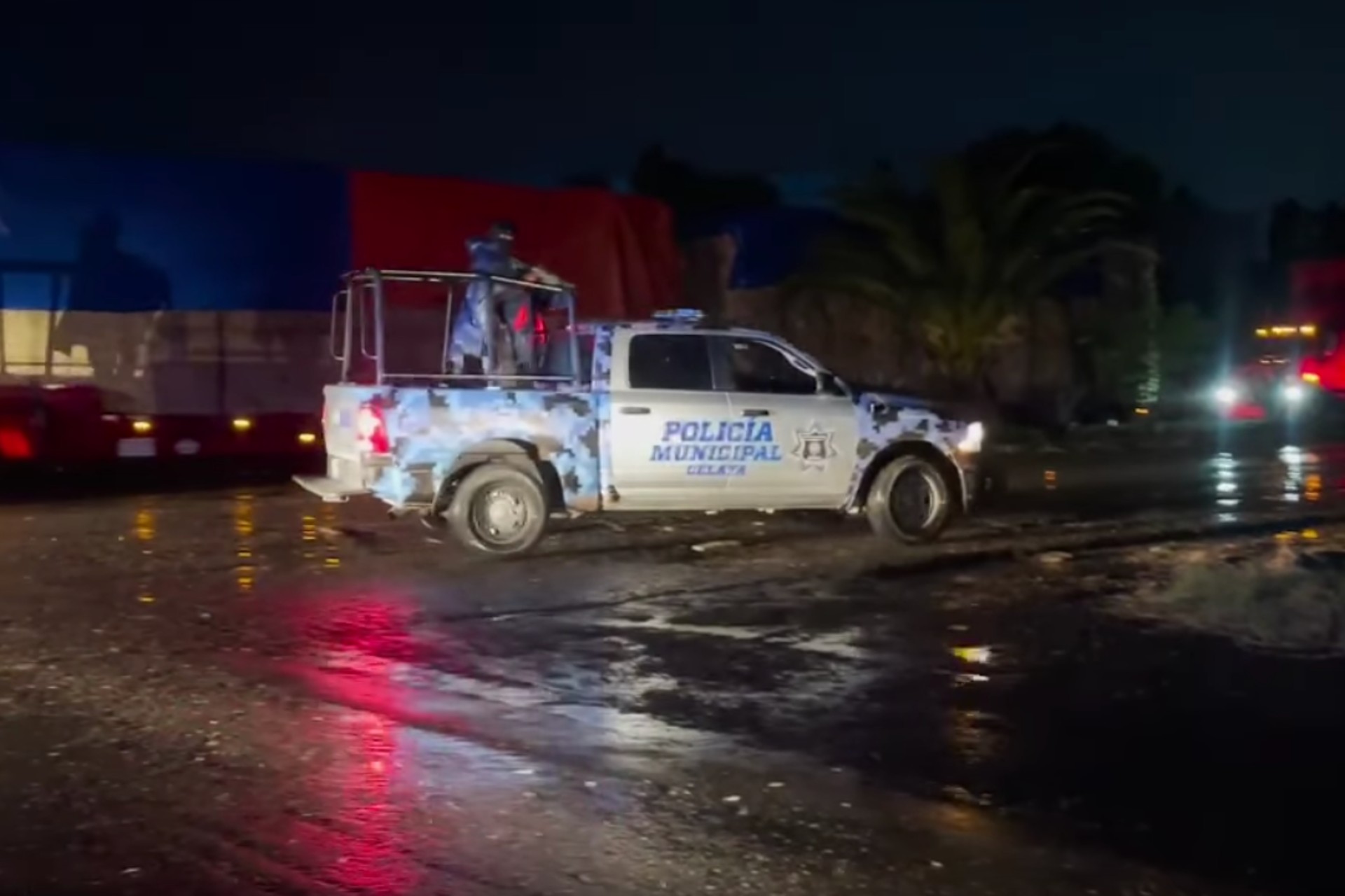 Policías de Celaya agreden a periodistas; cubrían quema de vehículos en Comonfort