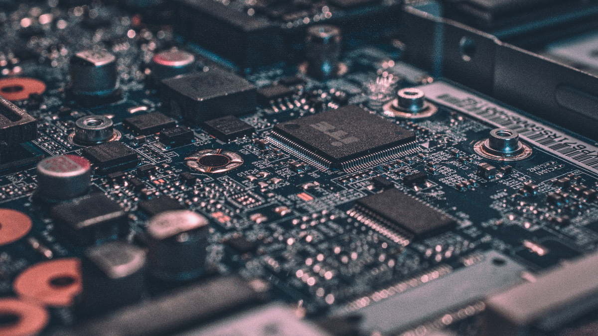 Trump dice que habrá aranceles para chips pronto