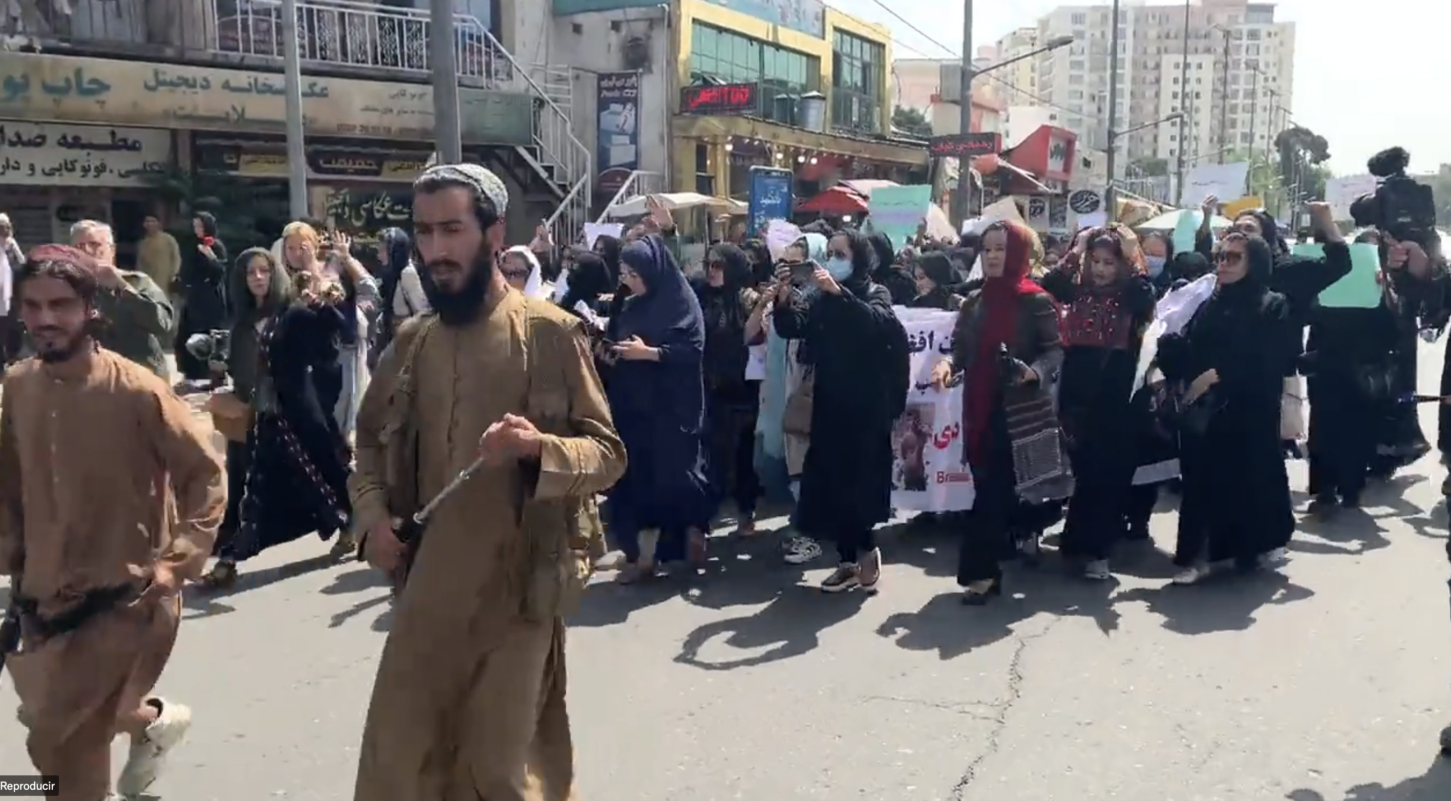 Talibanes dispersan con disparos una manifestación de mujeres en Afganistán