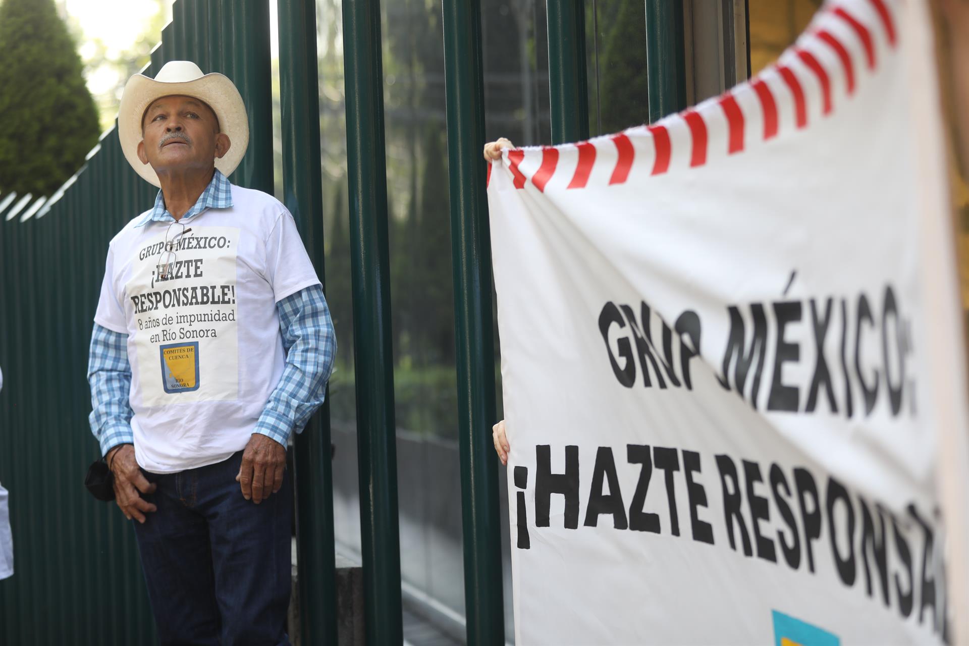 Mexicanos protestan contra minera por 8 años de impunidad por derrame tóxico