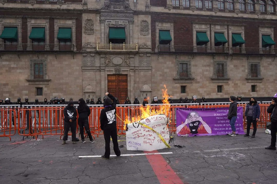 Feministas exigen en Palacio Nacional libertad para detenidas en desalojo de edificio de la CNDH Feministas exigen en Palacio Nacional libertad para detenidas en desalojo de edificio de la CNDH