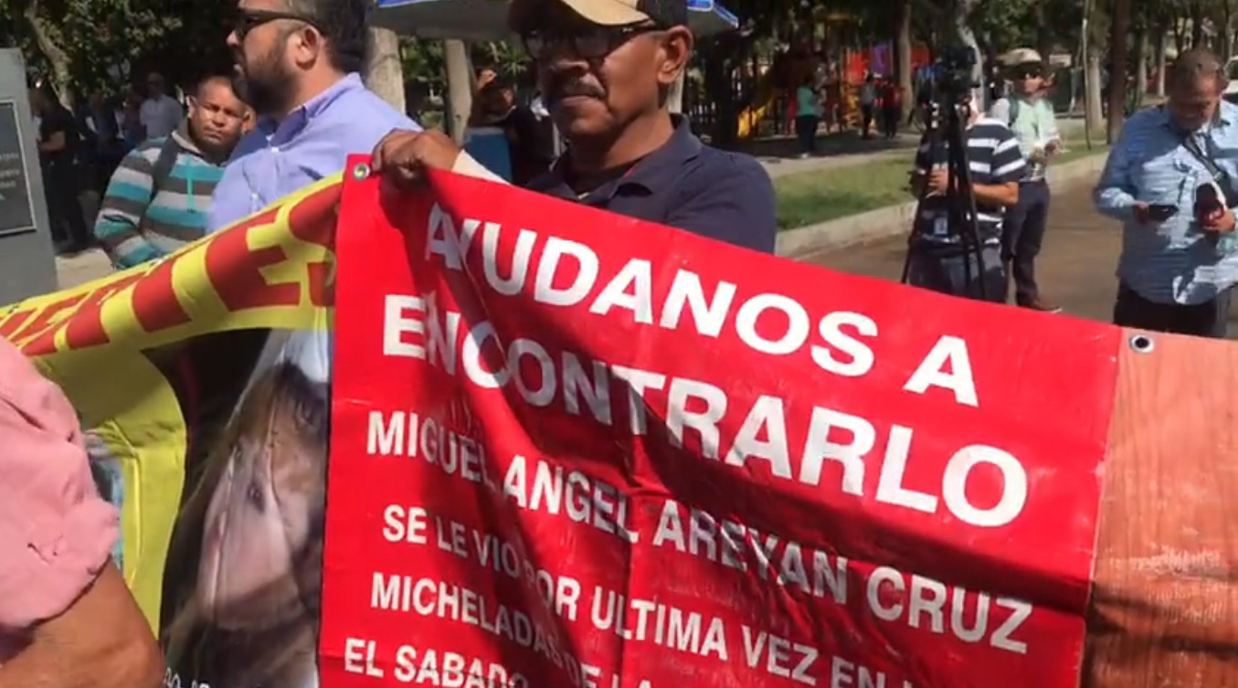 Reclaman seguridad a AMLO en gira por Baja California Reclaman seguridad a AMLO en gira por Baja California