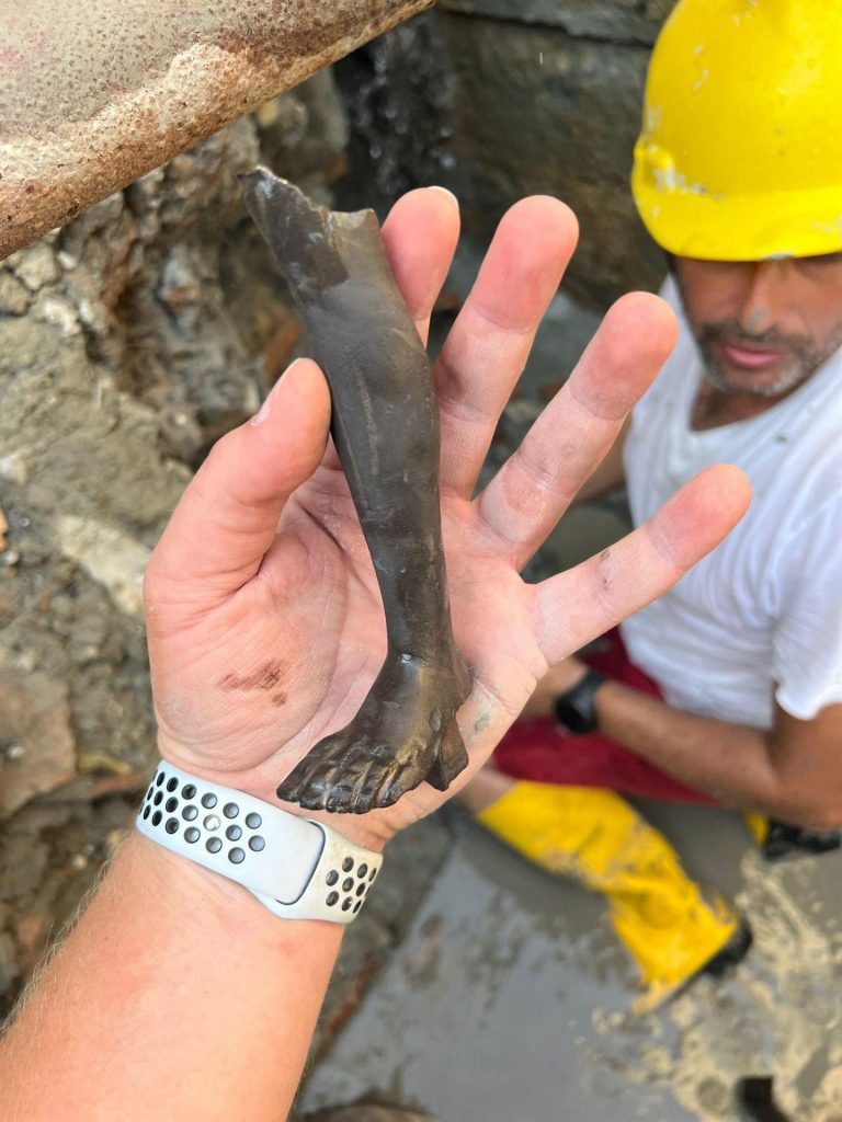 Descubren un tesoro con miles de monedas romanas en unas termas de Italia - representacion-de-una-pierna-hallada-en-antiguas-termas-de-san-casciano-italia-768x1024