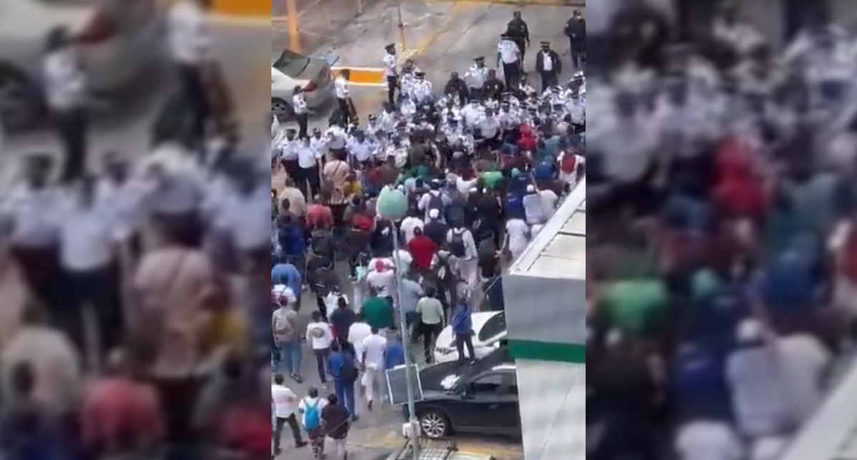 #Video Trabajadores del IMSS y policías se enfrentan en La Raza