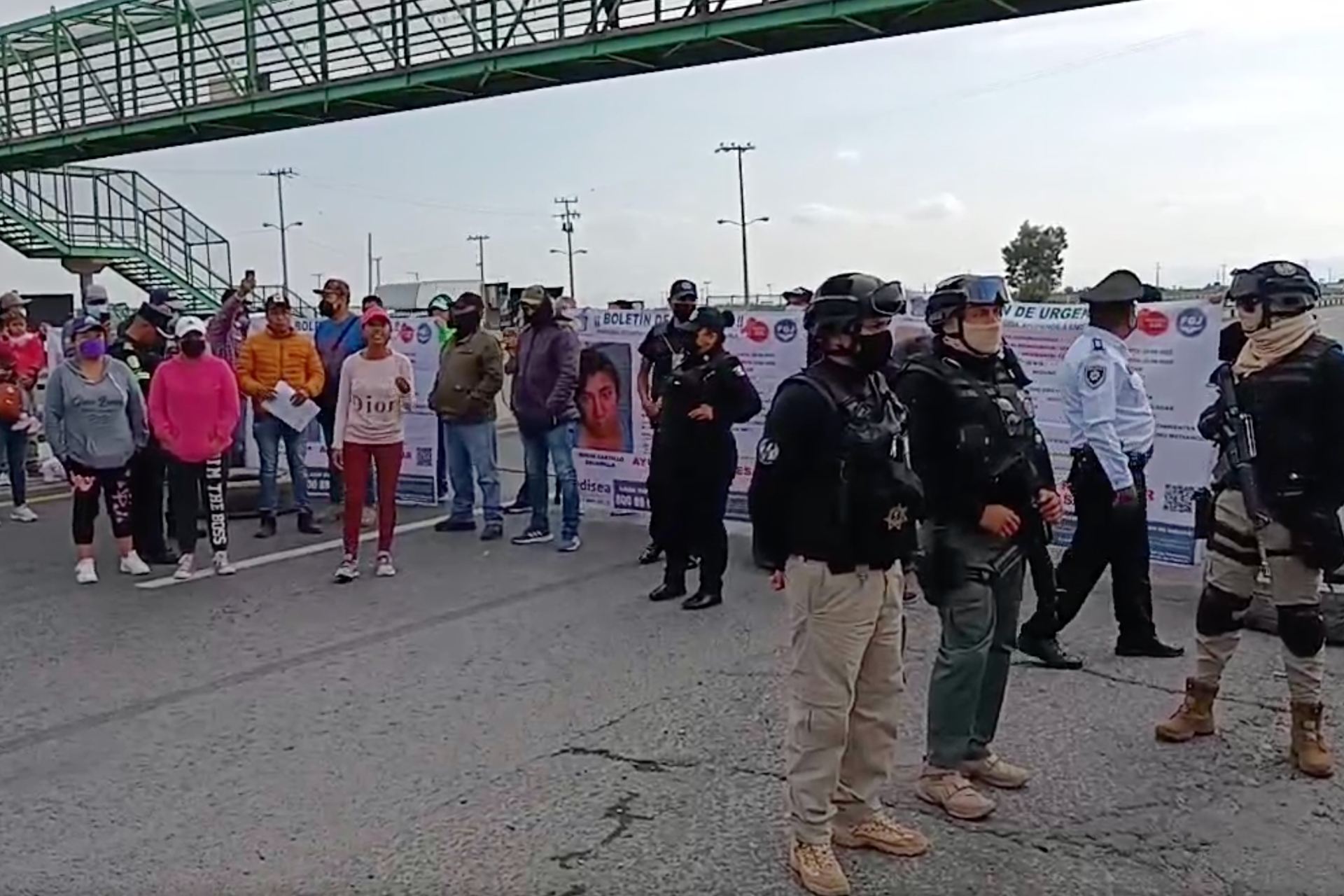 Bloquean Circuito Exterior Mexiquense por desaparición de mujer
