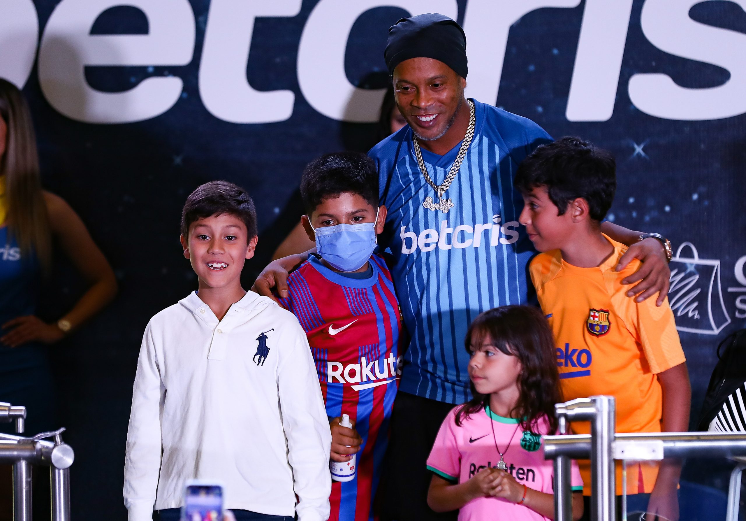 Ronaldinho asiste a concurso de futbol en centro comercial de Quito