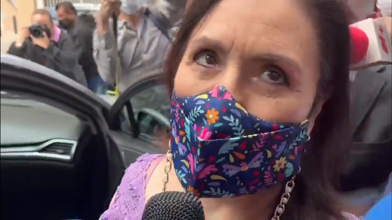 #Video Rosario Robles entrega a FGR su pasaporte #Video Rosario Robles entrega a FGR su pasaporte