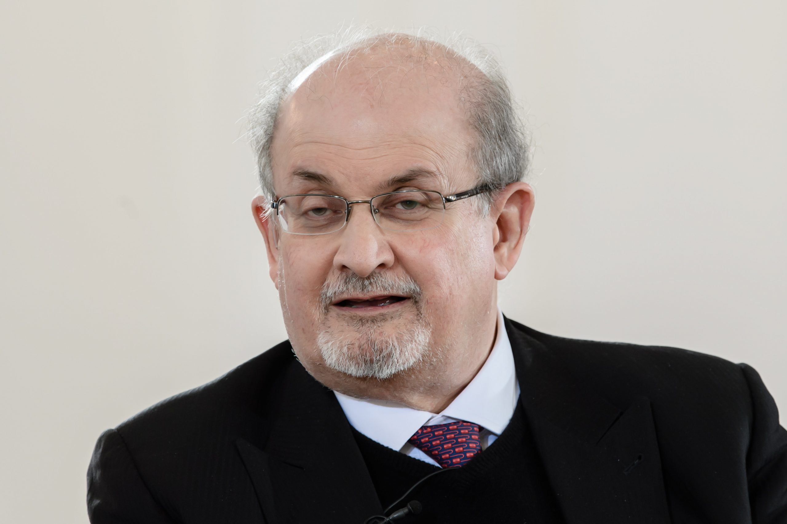 Salman Rushdie sigue en estado crítico, pero sin respirador