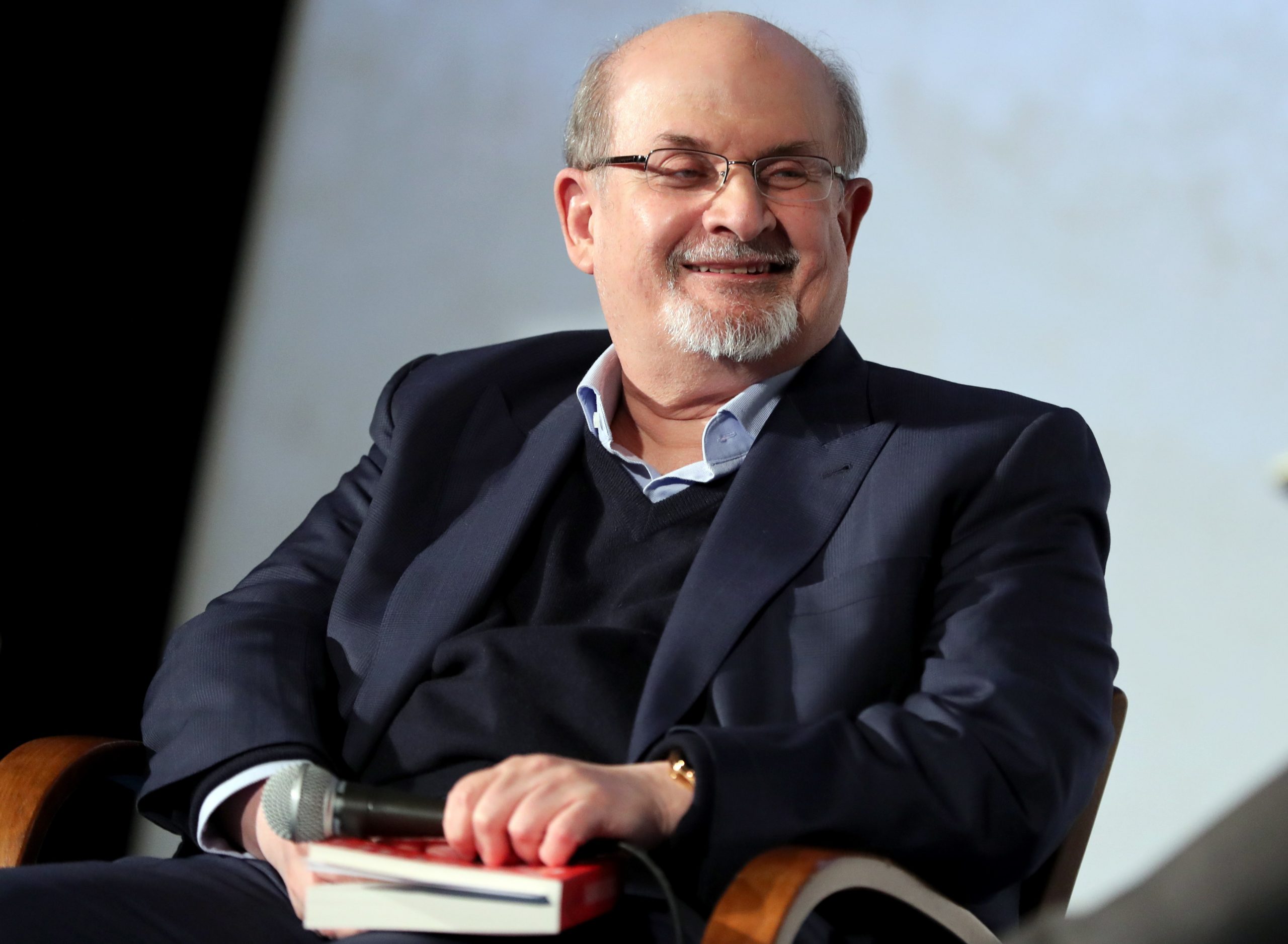 Salman Rushdie inició el “largo camino de la recuperación”: agente del escritor