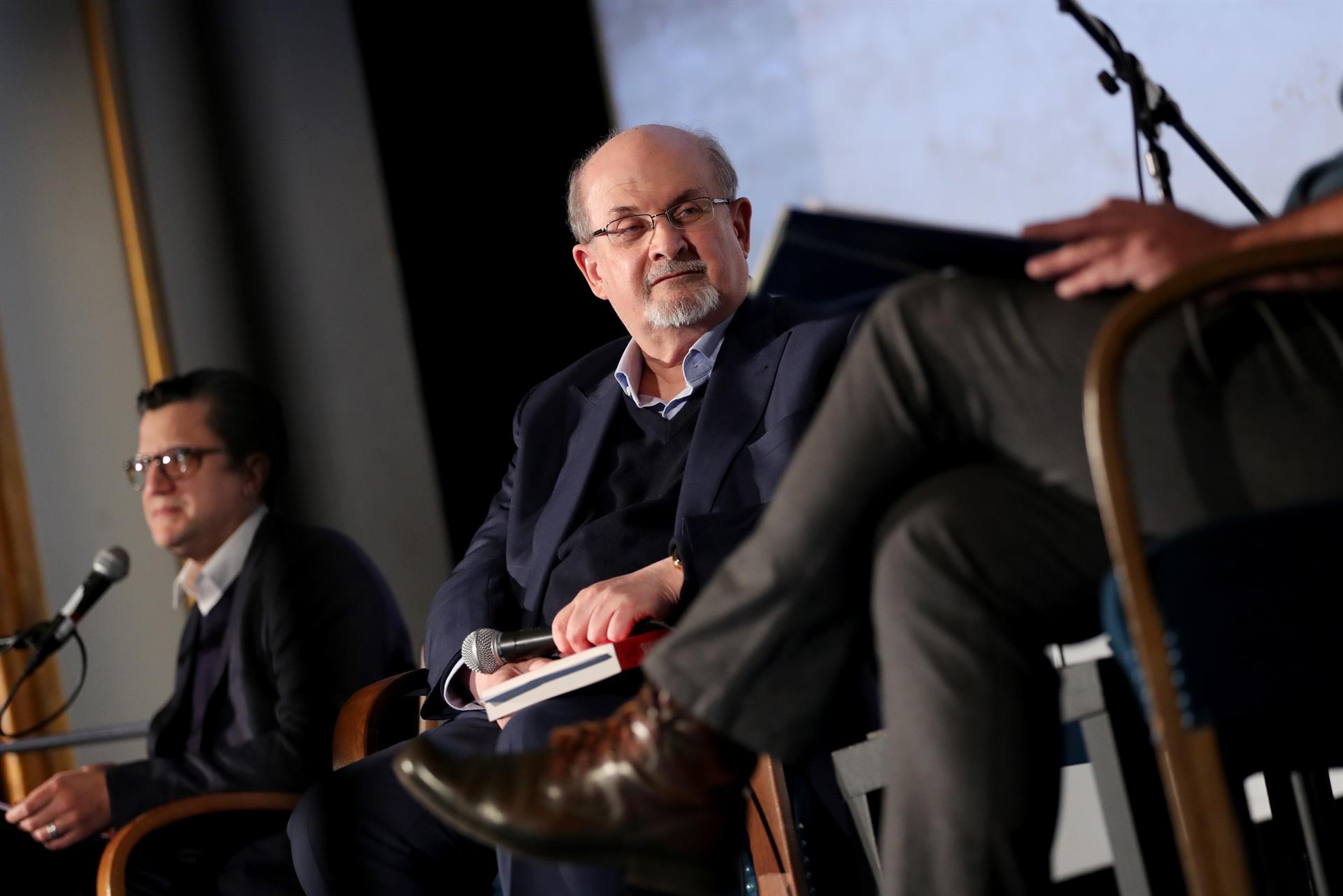 Agresor de Rushdie le acusa de atacar el Islam y niega contacto con Irán