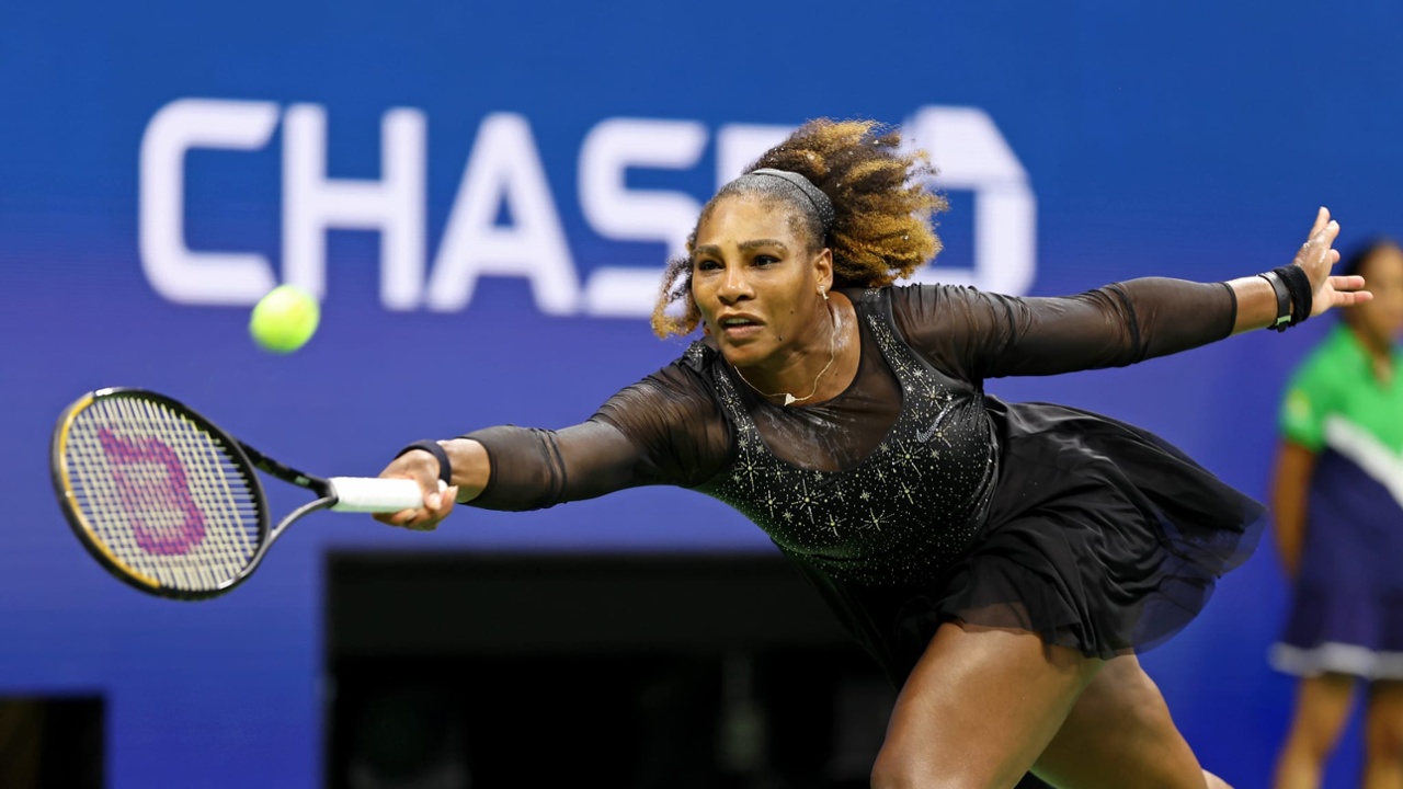 Serena Williams vence en primera ronda del Abierto de EE.UU. y retrasa su