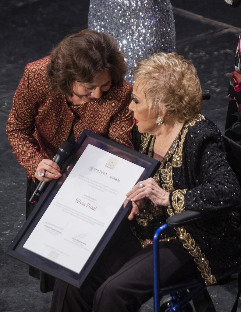 Homenajean a Silvia Pinal en Bellas Artes - silvia-pinal-recibe-homenaje-en-el-palacio-de-bellas-artes-de-mexico-3-791x1024