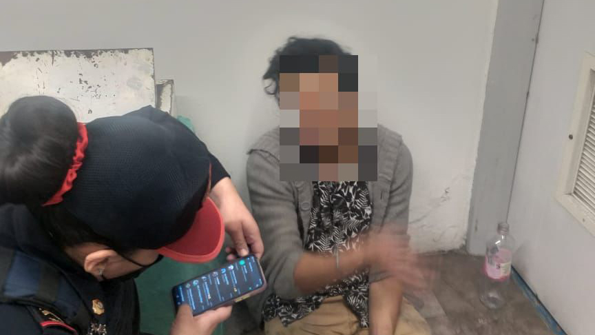 #Video Hombre en techo de vagón del Metro paralizó Línea 8; fue detenido #Video Hombre en techo de vagón del Metro paralizó Línea 8; fue detenido