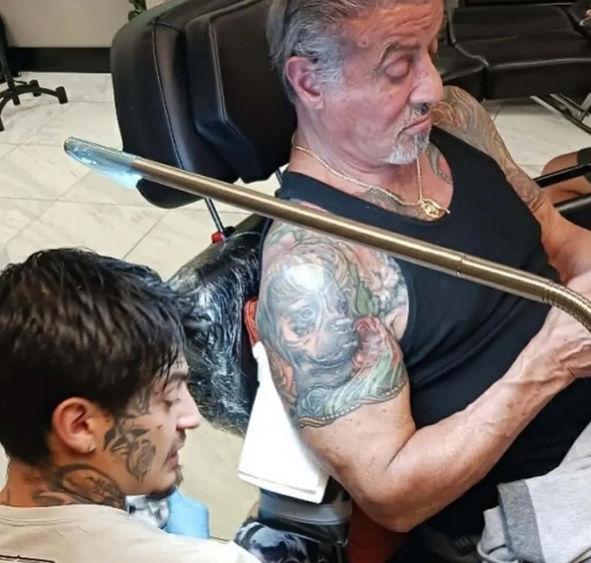 Jennifer Flavin pide el divorcio a Sylvester Stallone tras 25 años de matrimonio - sylvester-stallone-reemplazo-el-tatuaje-de-la-cara-de-su-esposa-por-uno-de-su-perro-butkus