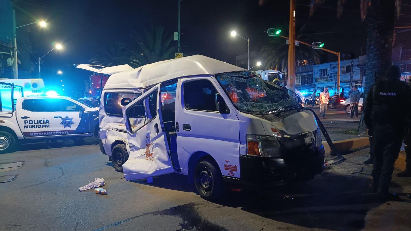 Unidad del transporte público choca contra pipa y vuelca en Neza; hay dos heridos