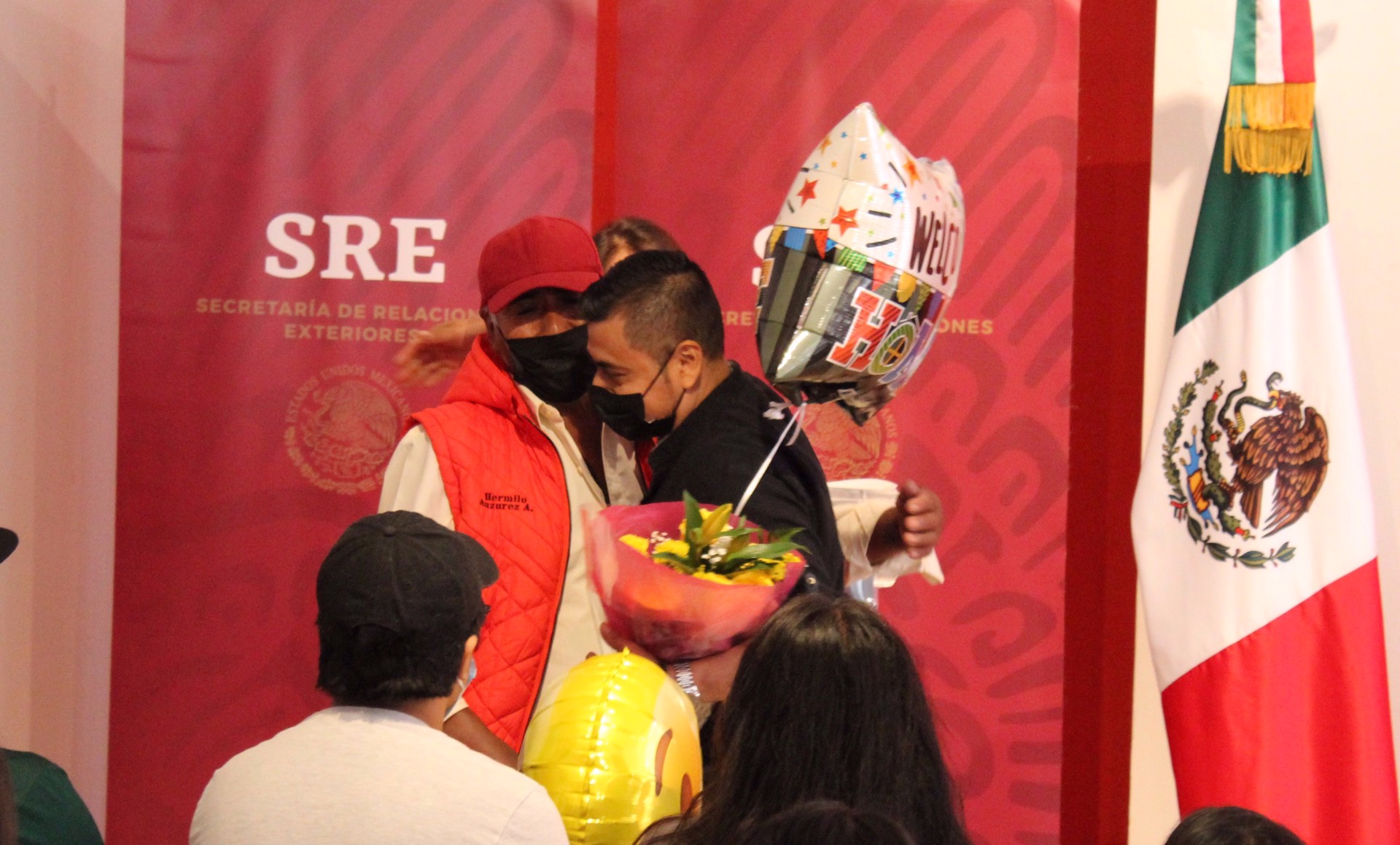 Tras décadas, padres mexicanos se reencuentran con sus hijos en Nueva York