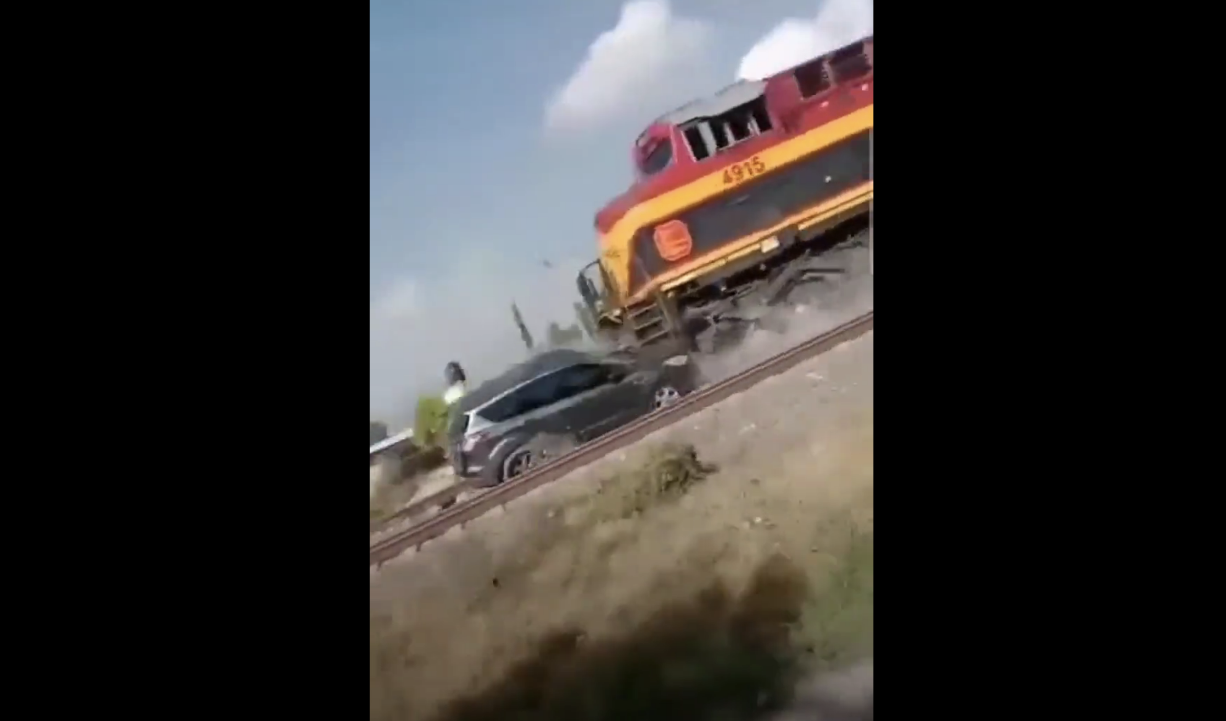 #Video Tren embiste camioneta que intentó ganarle el paso en Tula