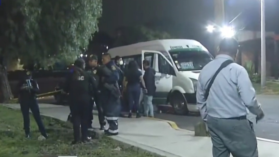 Expolicía abate a dos asaltantes en Iztapalapa; hay una mujer detenida