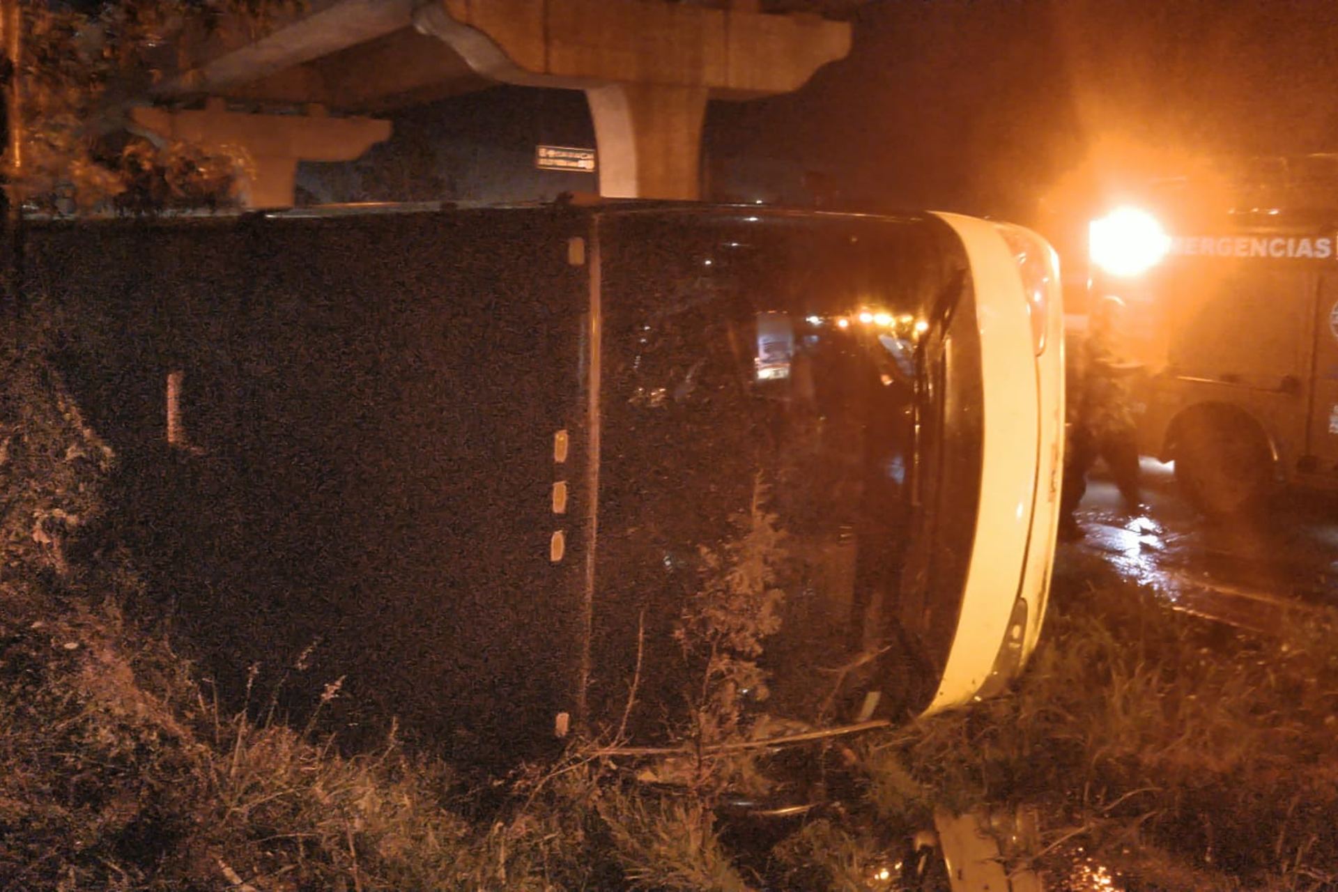 Volcadura de autobús en autopista México-Puebla deja 42 lesionados