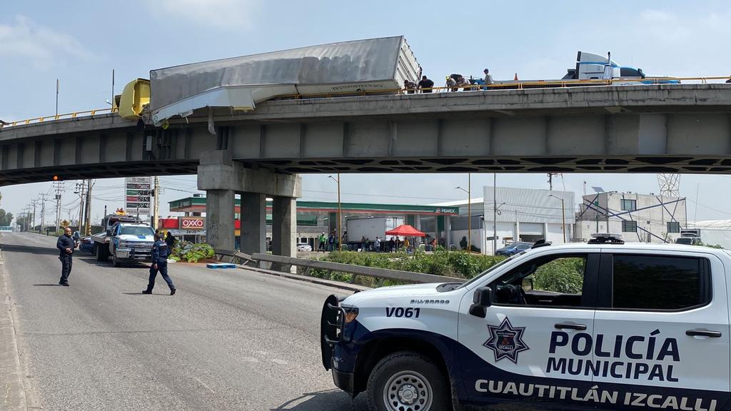 #Video Colapsa incorporación de Circuito Mexiquense con la México-Querétaro por tráiler a punto de caer de puente #Video Colapsa incorporación de Circuito Mexiquense con la México-Querétaro por tráiler a punto de caer de puente