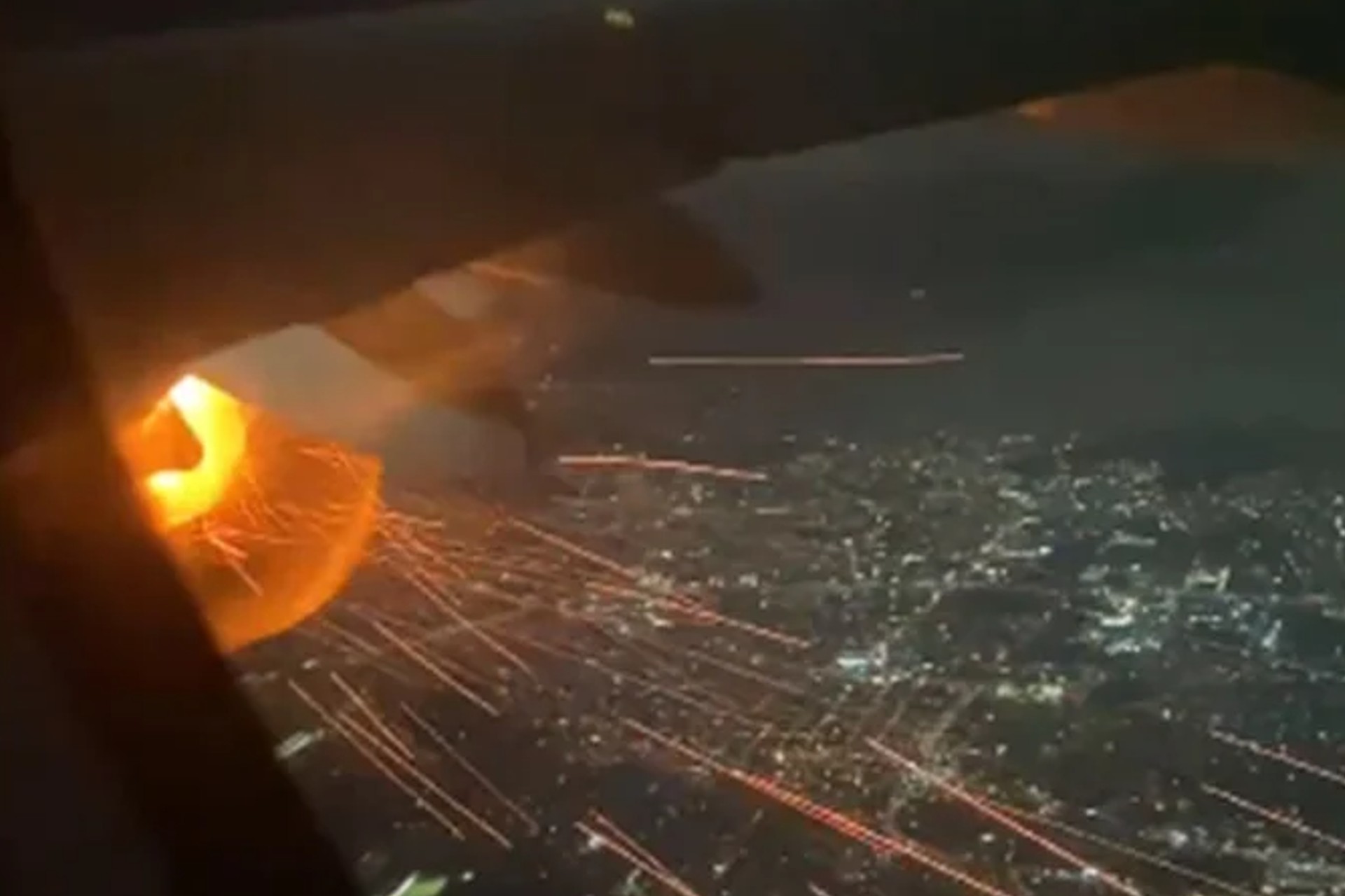Avión de Viva Aerobús aterriza de emergencia en Aeropuerto de Guadalajara