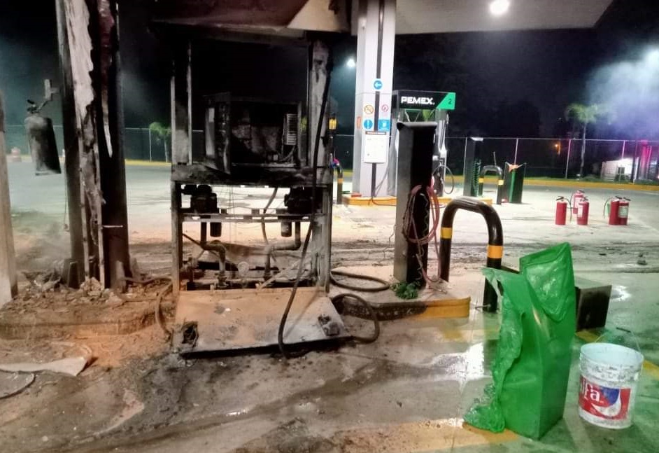 Comando incendia gasolinera en Zitácuaro, Michoacán