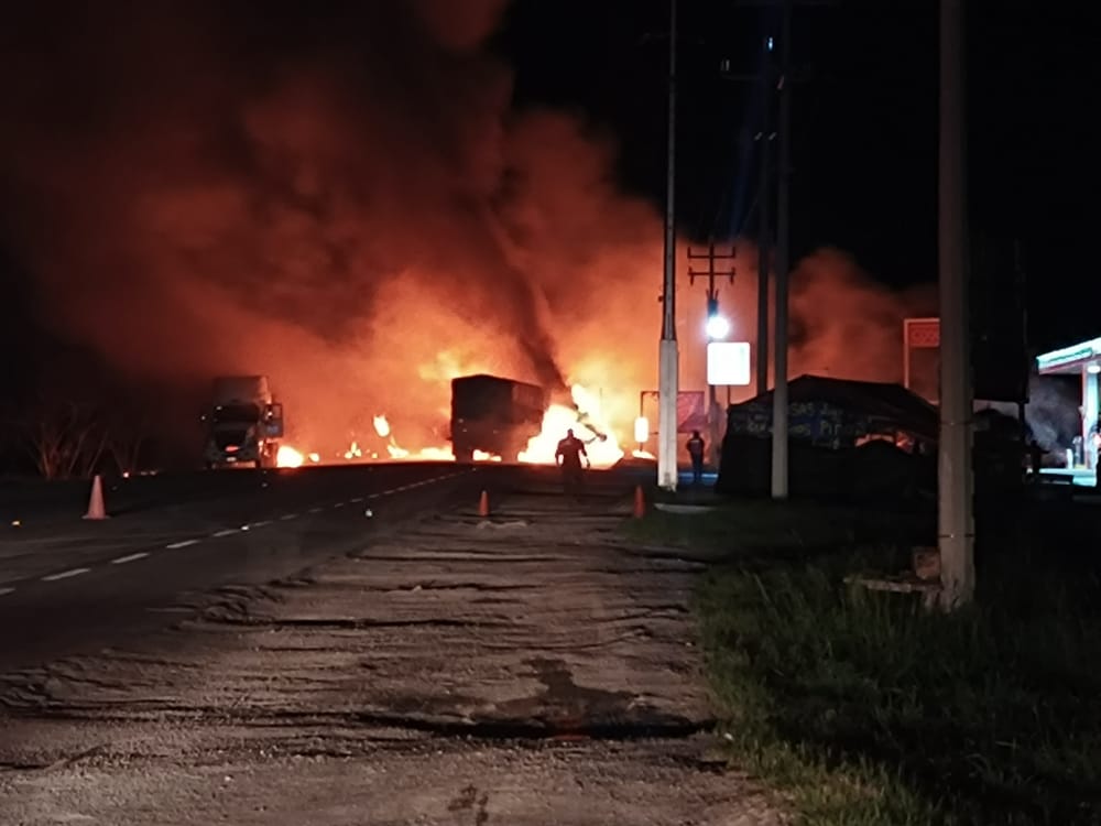 Doble remolque se desprende de pipa y e incendia seis tractocamiones en Tamaulipas - aa