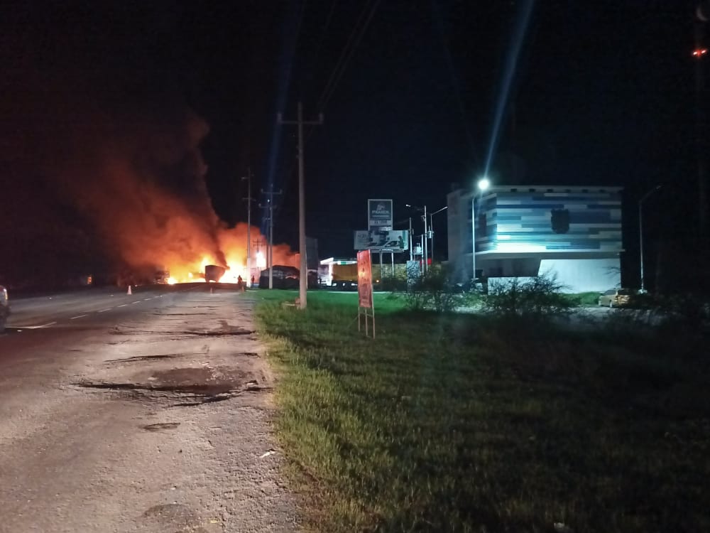 Doble remolque se desprende de pipa y e incendia seis tractocamiones en Tamaulipas - aaa