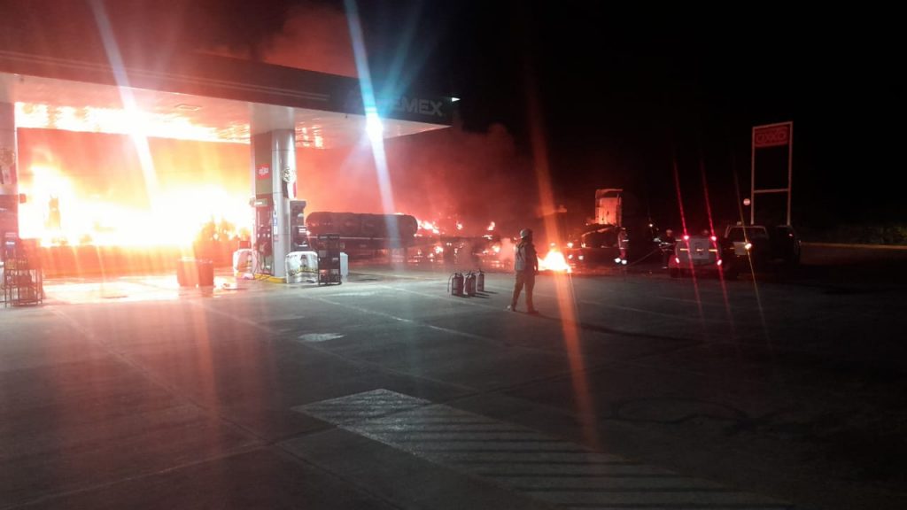 Doble remolque se desprende de pipa y e incendia seis tractocamiones en Tamaulipas - aaaaaa-1024x576