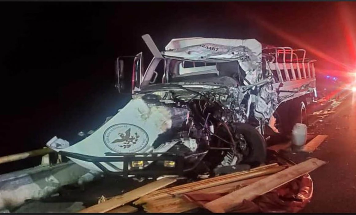 Chocan tractocamión y vehículo de Guardia Nacional en Oaxaca; hay una agente muerta y varios heridos