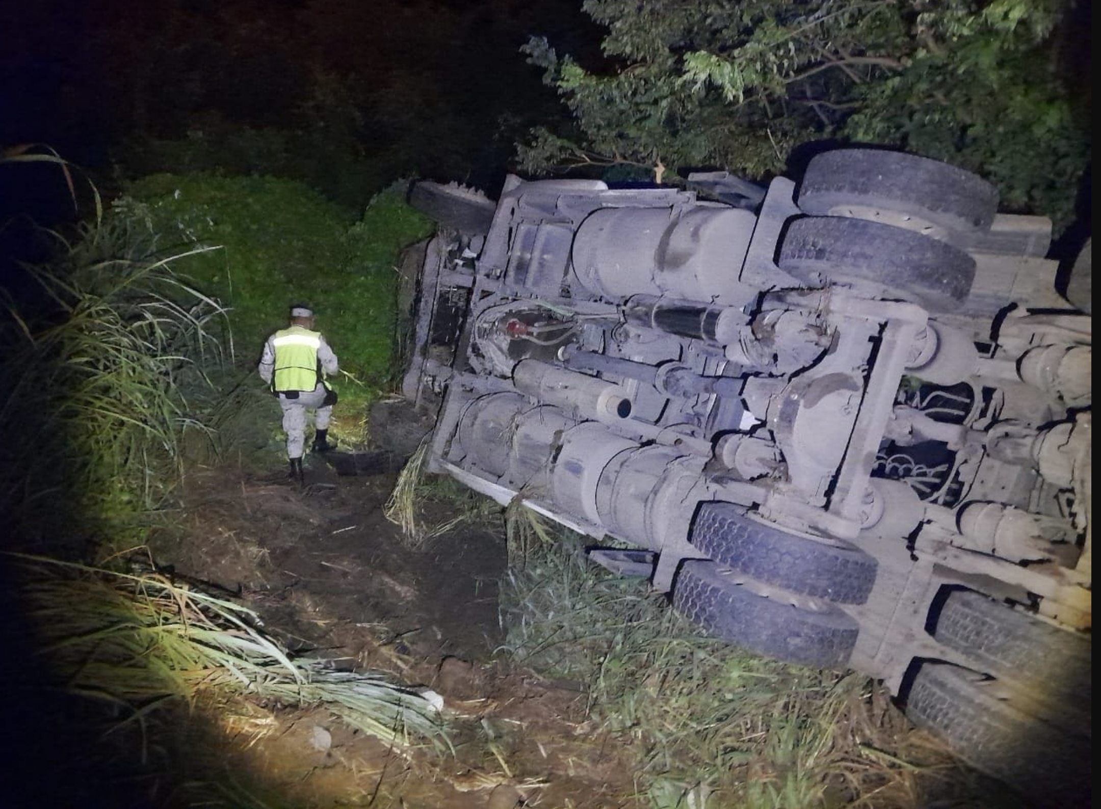 Vuelca tráiler nodriza con 12 vehículos nuevos en Guerrero Vuelca tráiler nodriza con 12 vehículos nuevos en Guerrero