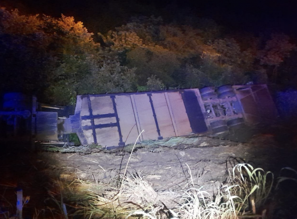 Vuelca tráiler nodriza con 12 vehículos nuevos en Guerrero - accidente-en-guerrero2-1024x753