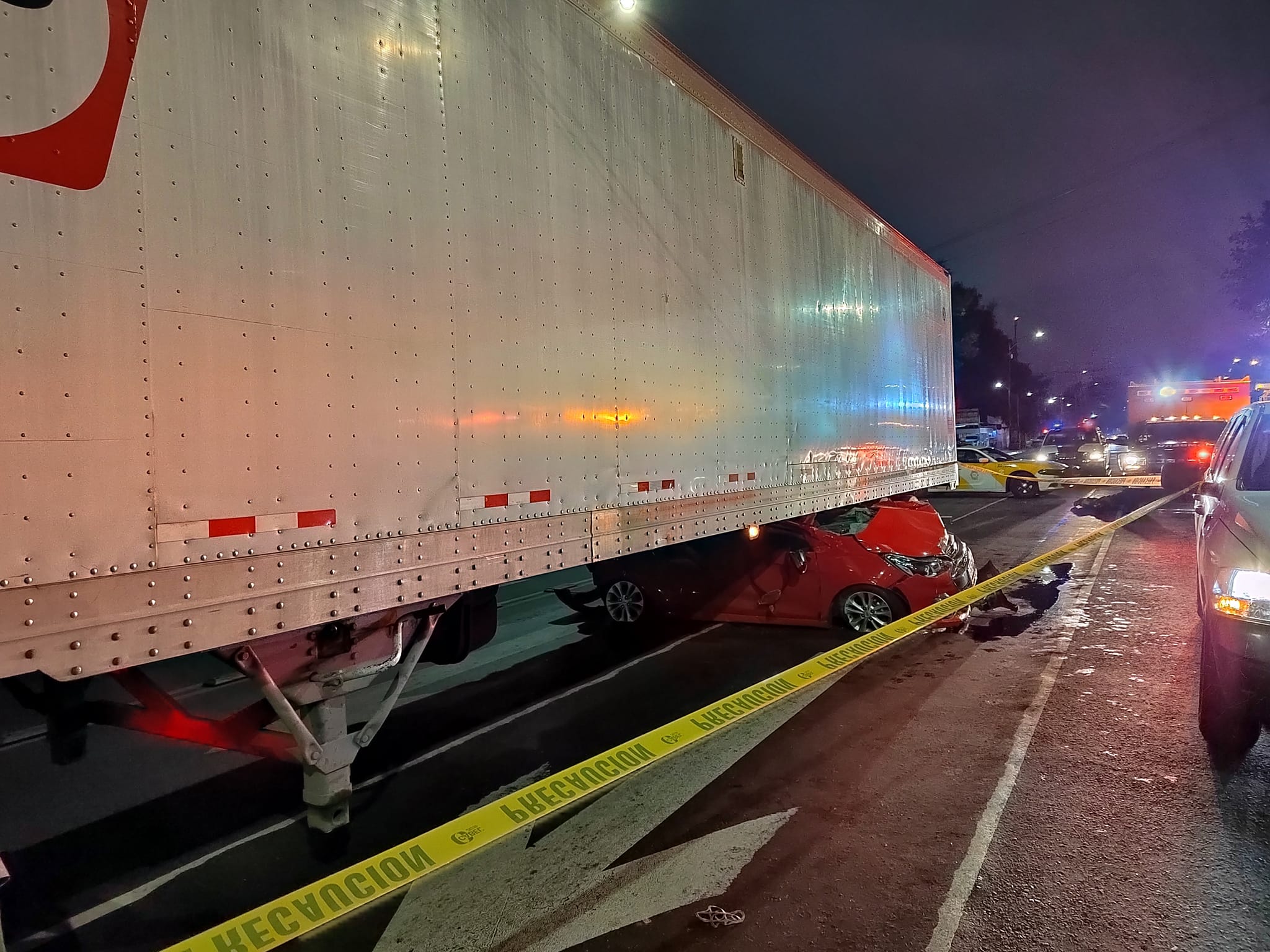 Tráiler arrolla automóvil en CDMX; hay un muerto Tráiler arrolla automóvil en CDMX; hay un muerto