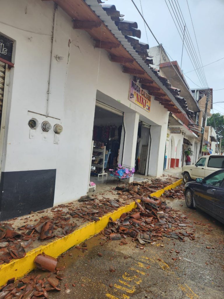 Sismo magnitud 7.7 en Michoacán deja grietas y daños en hospital, iglesias y negocios - afectaciones-en-coalcoman-768x1024