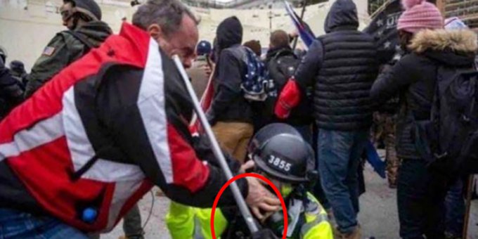 Condenan a 10 años de prisión a expolicía por asalto al Capitolio de EE.UU. - agresion-del-expolicia-thomas-webster-a-oficial-en-asalto-al-capitolio