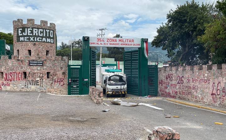 #Video Normalistas de Ayotzinapa irrumpen con camión en 35 Zona Militar de Guerrero #Video Normalistas de Ayotzinapa irrumpen con camión en 35 Zona Militar de Guerrero