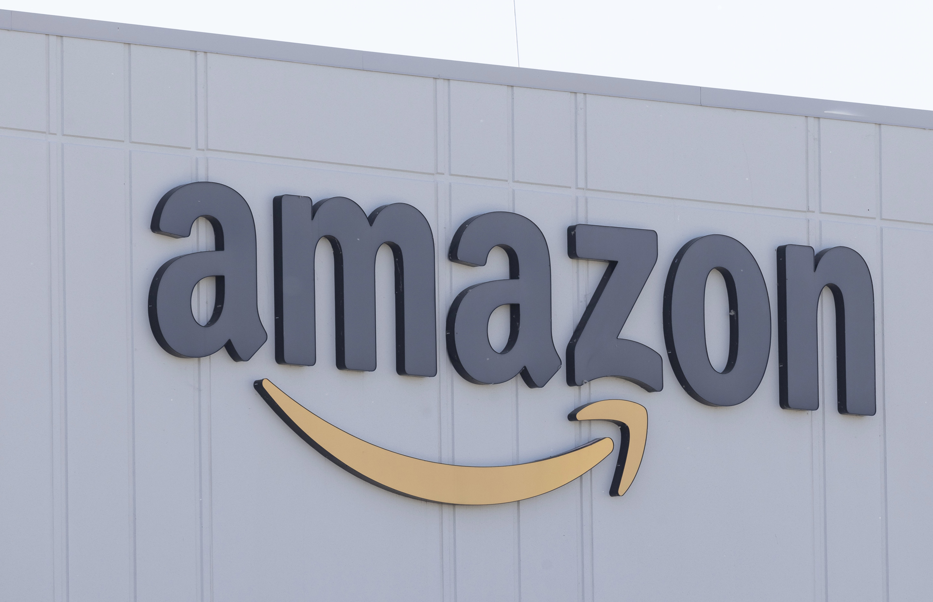 Amazon anuncia aumento salarial y mejores condiciones laborales en EE.UU.
