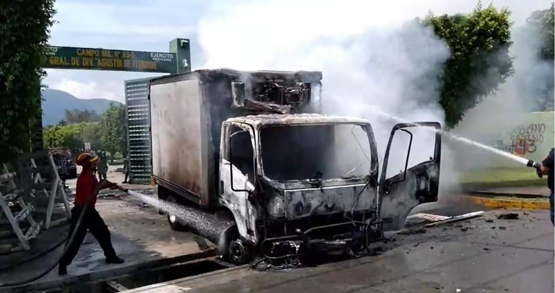 #Video Encapuchados atacan instalación militar en Iguala #Video Encapuchados atacan instalación militar en Iguala