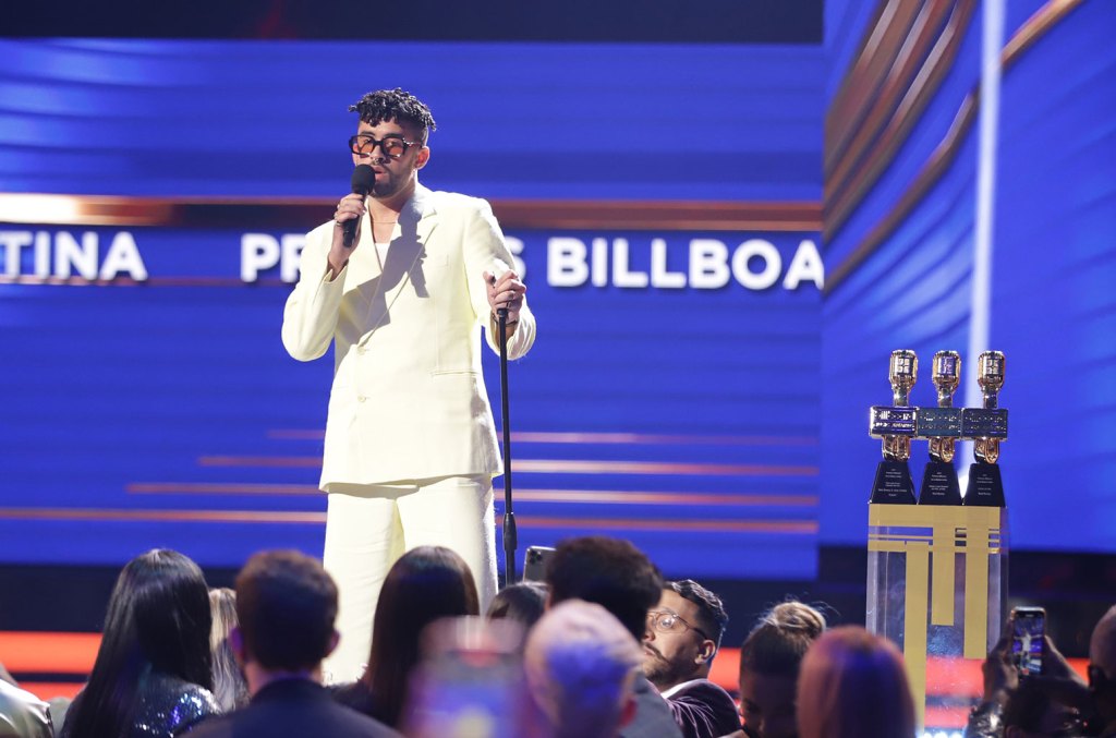 Bad Bunny mantiene su corona en los Billboard Latinos con nueve galardones Bad Bunny mantiene su corona en los Billboard Latinos con nueve galardones