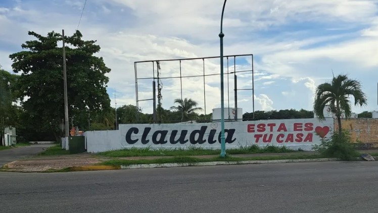 #Video Reciben en Chetumal a Sheinbaum al grito de 'presidenta'; niega precampaña presidencial - barda-de-apoyo-a-sheinbaum-en-chetumal