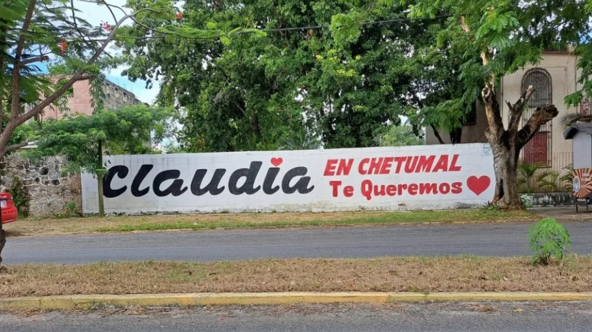 #Video Reciben en Chetumal a Sheinbaum al grito de 'presidenta'; niega precampaña presidencial - barda-en-chetumal-con-mensaje-de-apoyo-a-sheinbaum