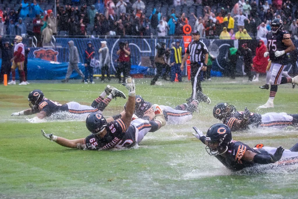 Bears remontan a los 49ers en un Soldier Field completamente inundado
