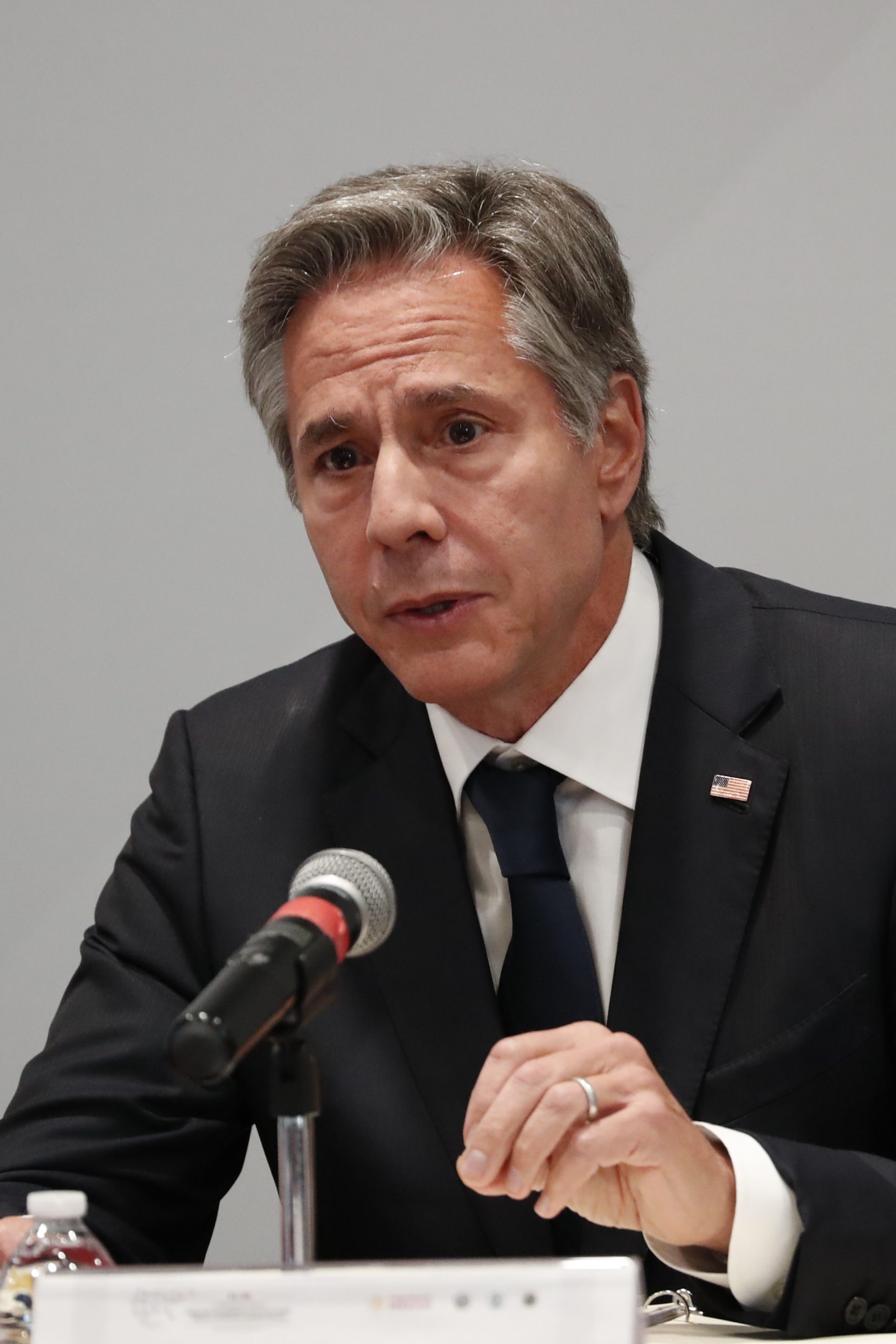 Blinken apoya acogida de venezolanos en visita a centro migratorio en Bogotá