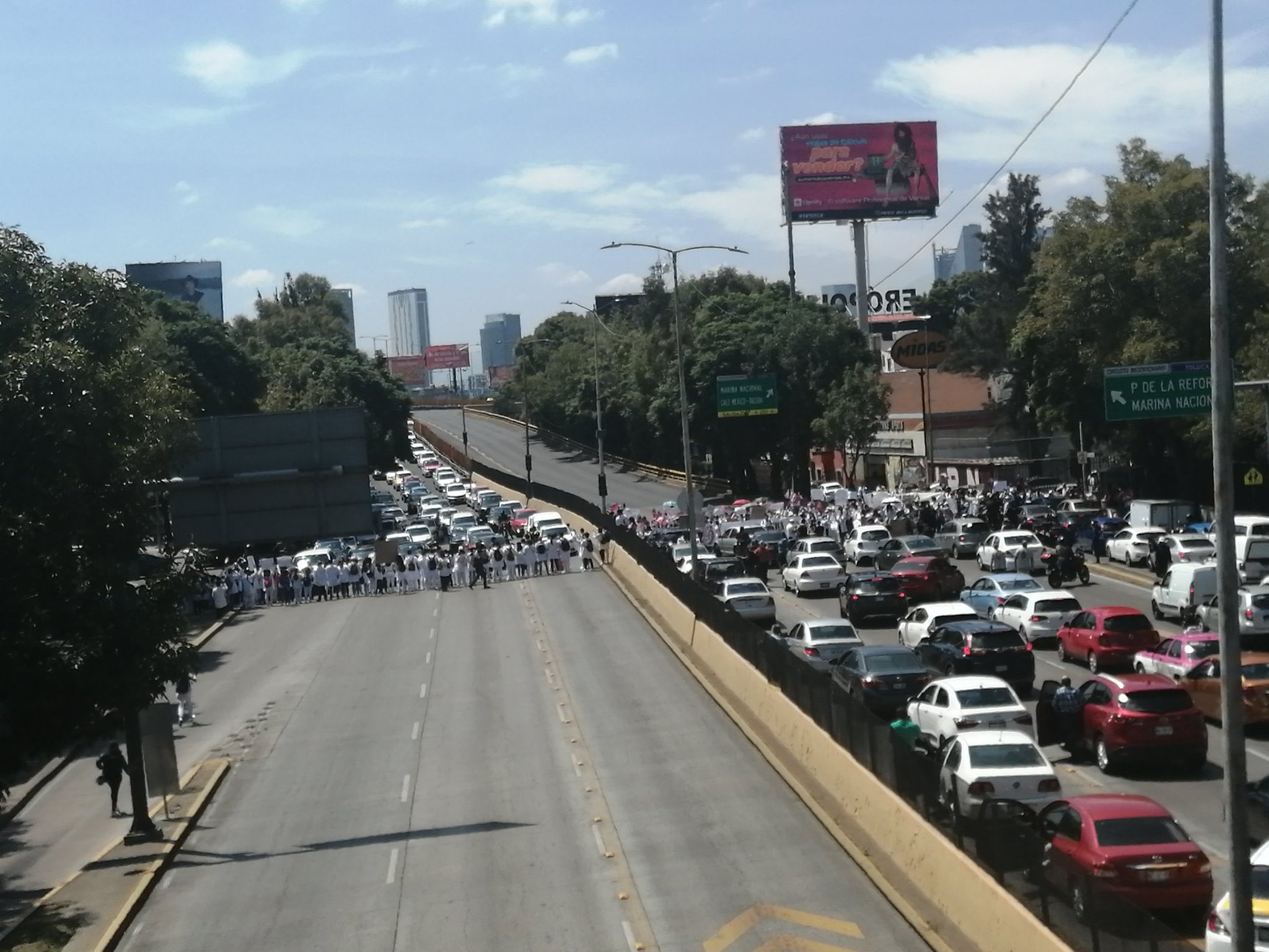 #Video Alumnos del IPN protestan con bloqueo en Circuito Interior #Video Alumnos del IPN protestan con bloqueo en Circuito Interior