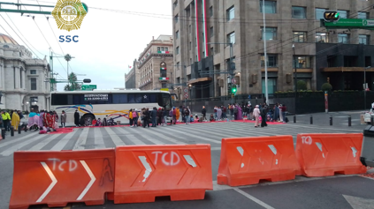 Normalistas cumplen 19 h de bloqueo sobre Eje Central