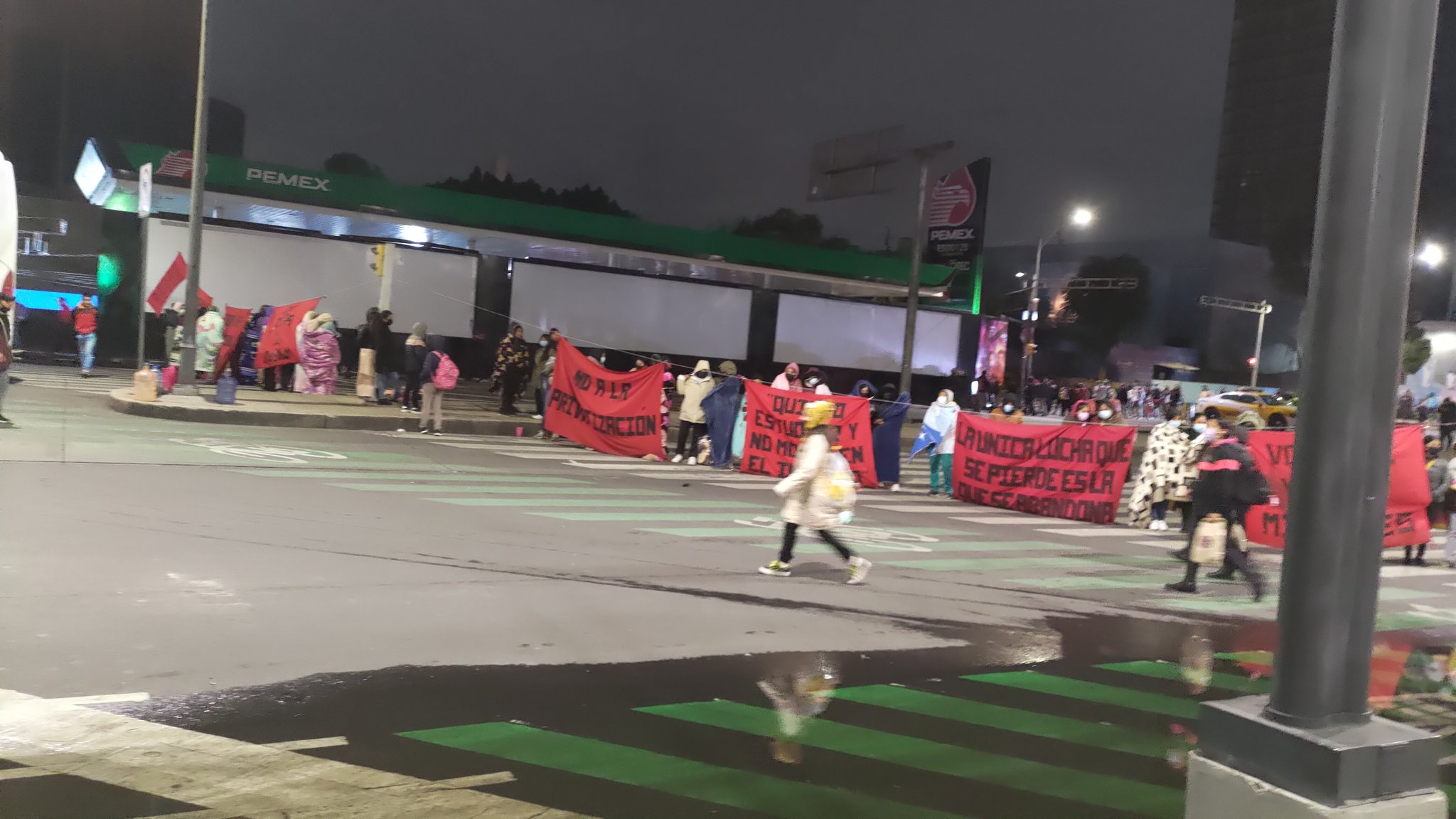 Normalistas suman 19 horas de bloqueo en Paseo de la Reforma; Metrobús ofrece servicio provisional