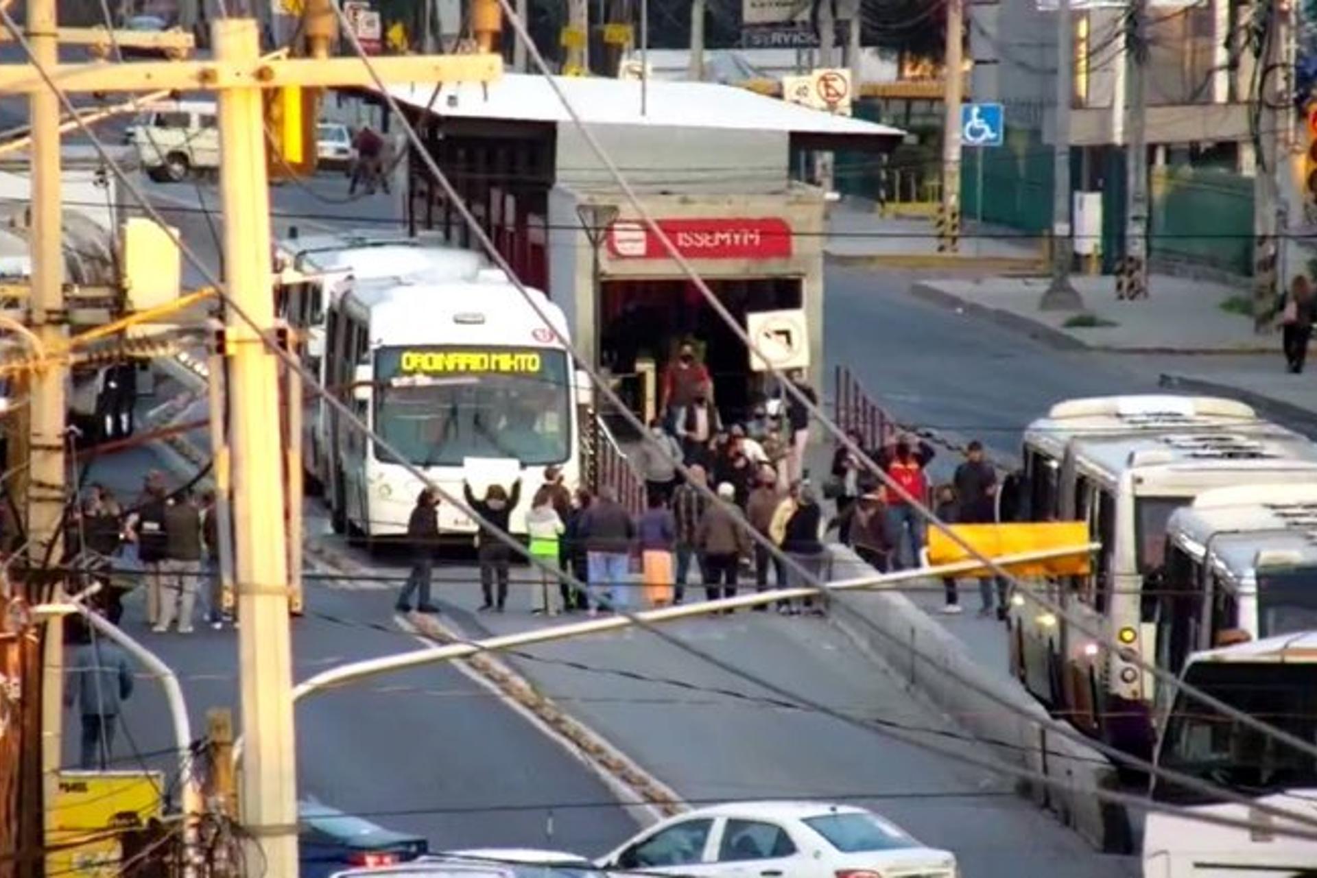 Bloquean en Ecatepec la avenida 30-30 en demanda de agua Bloquean en Ecatepec la avenida 30-30 en demanda de agua