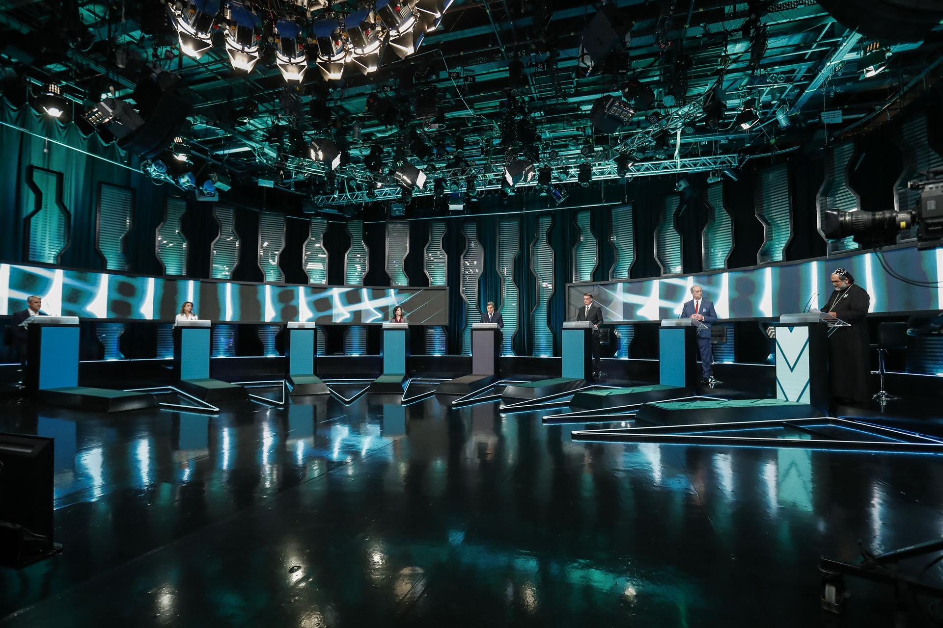 Ausencia de Lula y ataques a Bolsonaro marcan el segundo debate electoral en Brasil