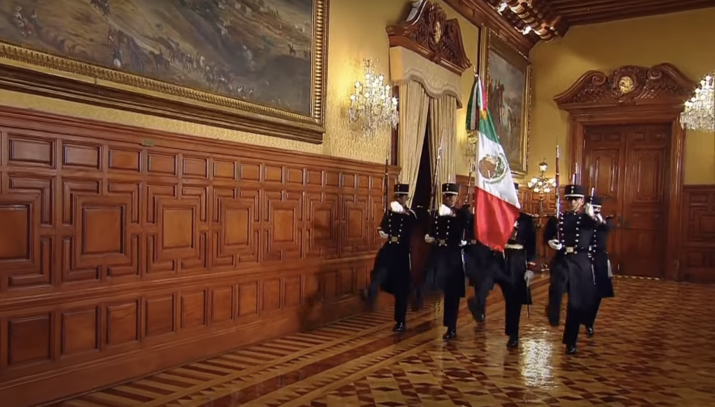 "¡Mexicanas y mexicanos, muera la corrupción!", López Obrador encabeza Grito de Independencia - cadetes-1024x584