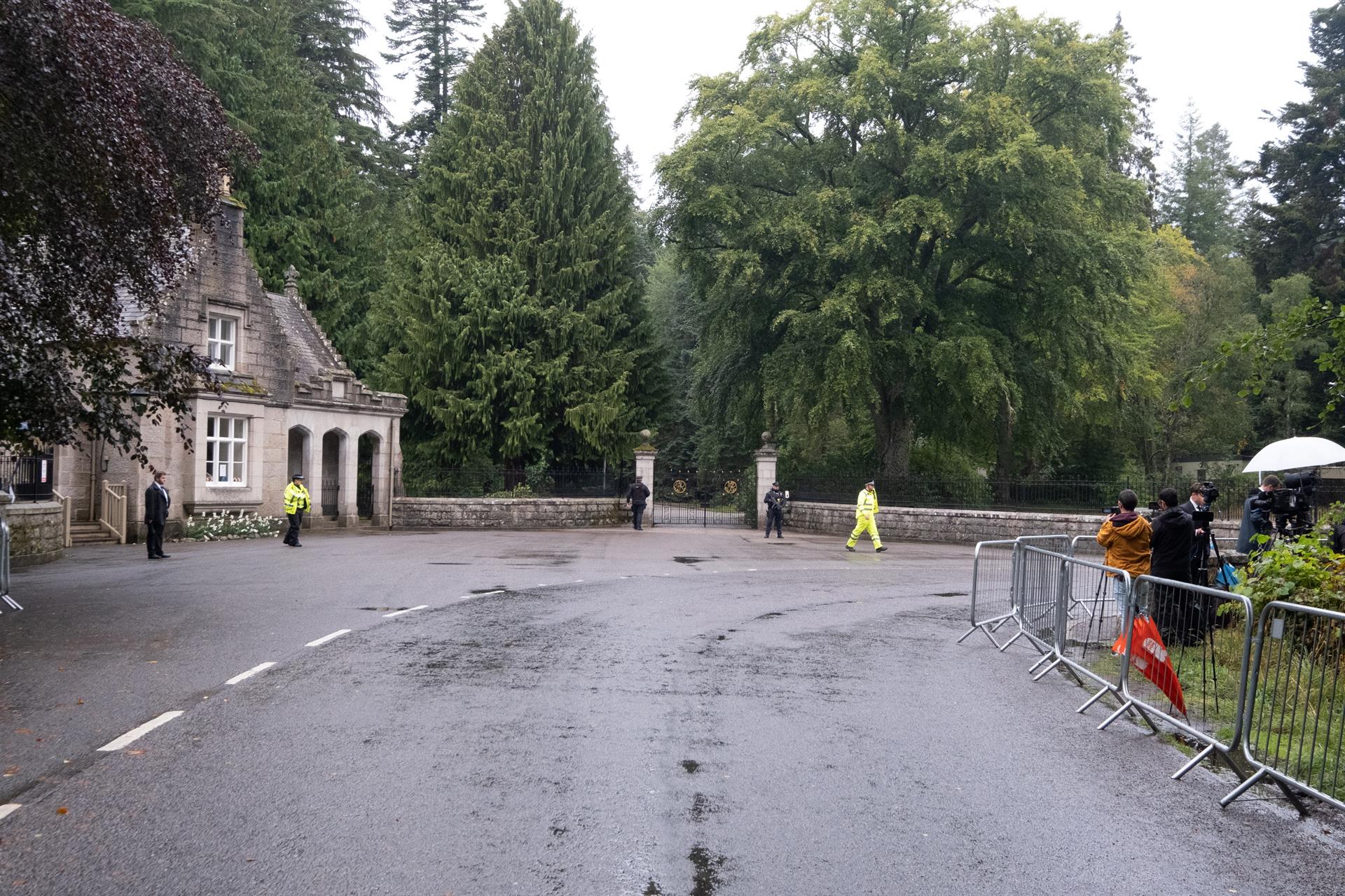 Desolación a las puertas de Balmoral por la muerte de Isabel II Desolación a las puertas de Balmoral por la muerte de Isabel II
